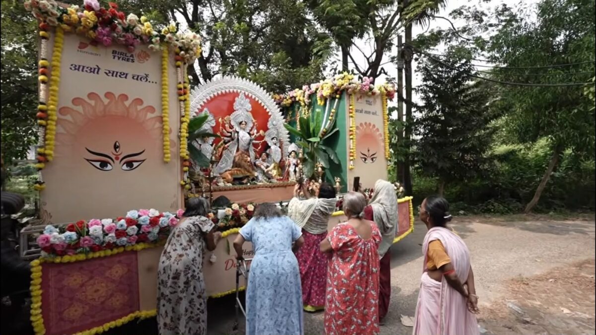 बिरला टायर्स ने दुर्गा पूजा पर बुजुर्गों और मरीजों तक पहुँचाया चलित पंडाल
