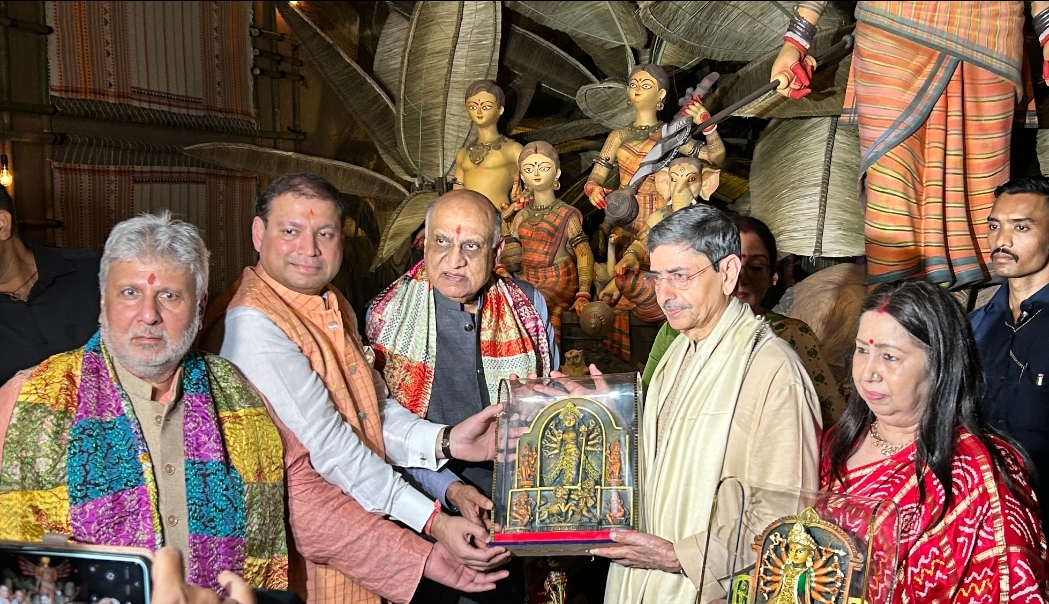 कोलकाता में 84वां मानिकतला चालताबगान दुर्गा पूजा राज्यपाल आर एन रवि ने किया उद्घाटन